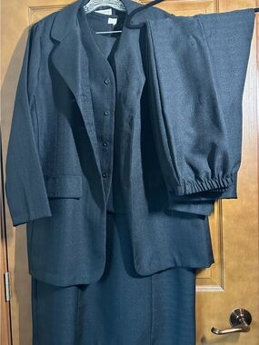 Women’s Sue Brett Black 5-Piece Suit Set Size A6